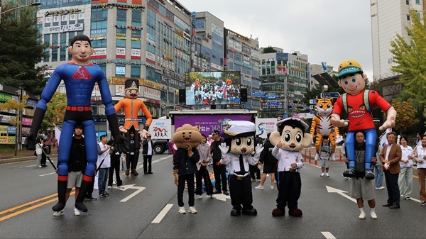 천안시 청룡동 주민자치위가 주최한 2024 차없는 거리 축제가 지난 19일 성료됐다. 사진은 거리 퍼레이드 모습.