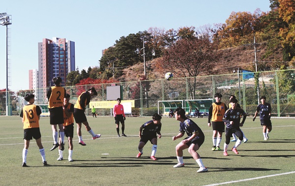 18일 낮 12시30분 청주 용정축구공원에서 신흥고와 운호고의 축구 예선전이 열리고 있다. /정인영 사진가