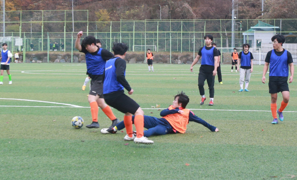 26일 열린 18회 교육감기 차지 고3 학교스포츠클럽대회 축구 16강전에서 청석고 선수가 태클을 시도하고 있다. /정인영 사진가