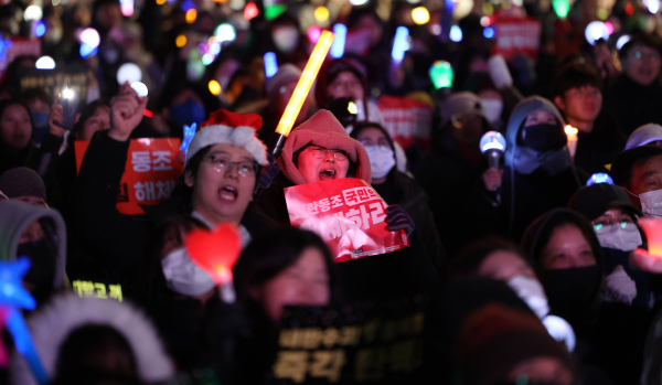 12일 오후 서울 영등포구 국회 앞에서 열린 윤석열 대통령 탄핵 촉구 촛불 집회에 참석한 시민들이 응원봉을 흔들며 구호를 외치고 있다. /연합뉴스